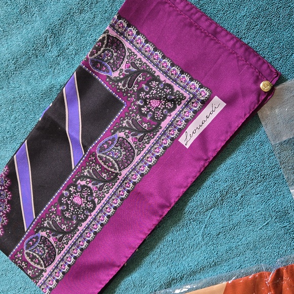 LEONARDI MERLOT Signed Lace Design Scarf 30" x 30" NWOT - Picture 2 of 7